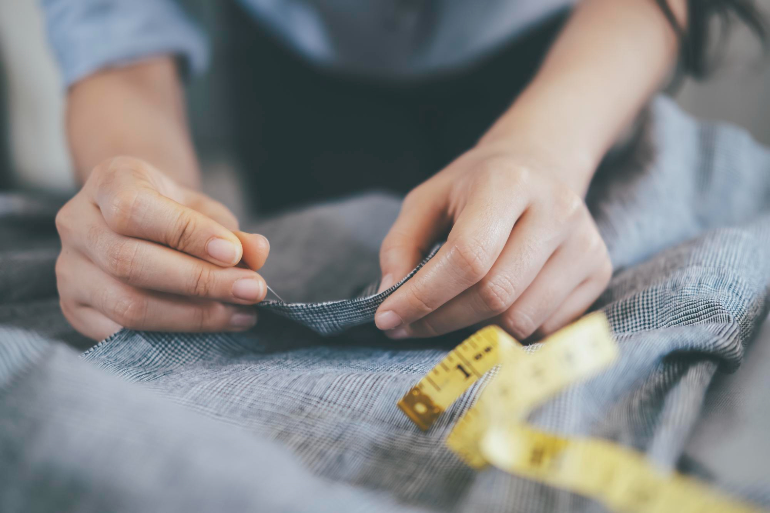 Maille sous la veste: col roulé fin ou polo tricoté plutôt que chemise